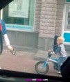 /album/srandovni-a-hloupe-napady/child-on-a-leash-kind-an-der-leine-enfant-en-laisse-dite-na-voditku-jpg/